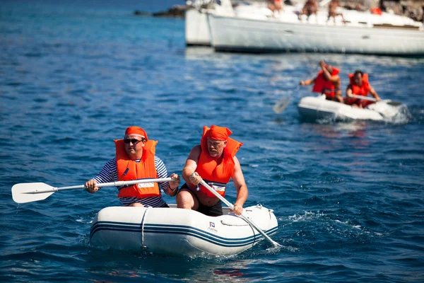 GULF SARÔNICO, GRÉCIA - SETEMBRO 23: Marinheiros participam da regata de vela "Viva Grécia 2012" em 23 de setembro de 2012 no Golfo Sarônico, Grécia — Fotografia de Stock