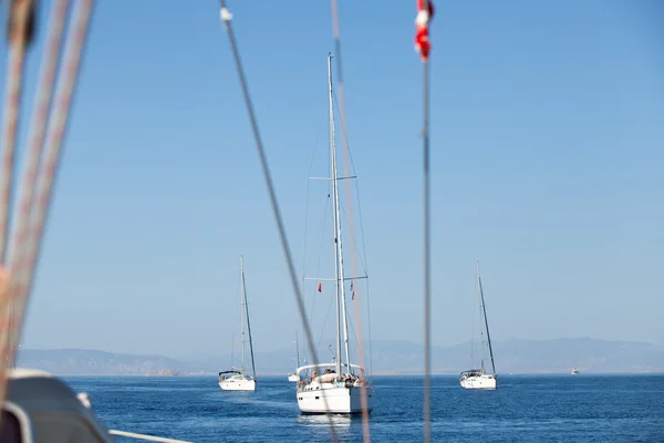 GULF SARÔNICO, GRÉCIA - SETEMBRO 23: Barcos Competidores Durante a regata de vela "Viva Grécia 2012" em 23 de setembro de 2012 no Golfo Sarônico, Grécia — Fotografia de Stock