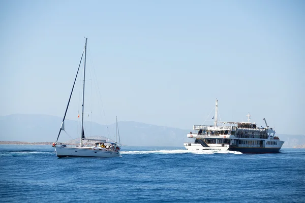 SARONIC GULF, GREECE - SEPTEMBER 23: Boats Competitors During of sailing regatta "Viva Greece 2012" on September 23, 2012 on Saronic Gulf, Greece — Stock Photo, Image