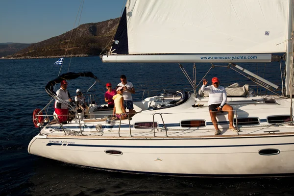 萨罗尼克湾，希腊-9 月 23 日： 水手参加帆船赛"viva 希腊 2012" 在 2012 年 9 月 23 日在希腊萨罗尼克湾 — 图库照片