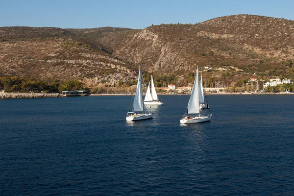 Σαρωνικός κόλπος, Ελλάδα - 23 Σεπτεμβρίου: βάρκες ανταγωνιστές κατά τη διάρκεια της ρεγκάτα ιστιοπλοΐας "viva Ελλάδα 2012» στις 23 Σεπτεμβρίου 2012 στο Σαρωνικό κόλπο, Ελλάδα — Φωτογραφία Αρχείου