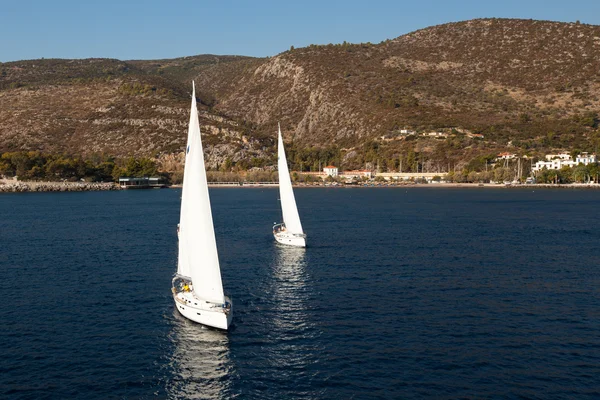 Σαρωνικός κόλπος, Ελλάδα - 23 Σεπτεμβρίου: βάρκες ανταγωνιστές κατά τη διάρκεια της ρεγκάτα ιστιοπλοΐας "viva Ελλάδα 2012» στις 23 Σεπτεμβρίου 2012 στο Σαρωνικό κόλπο, Ελλάδα — Φωτογραφία Αρχείου