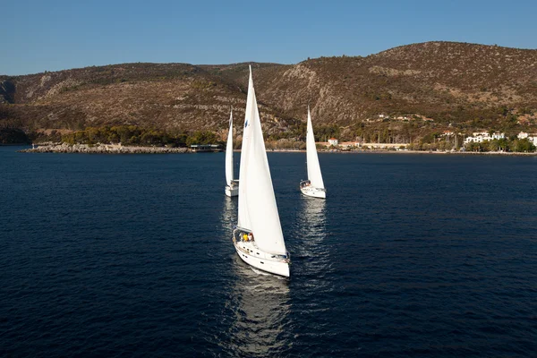 Σαρωνικός κόλπος, Ελλάδα - 23 Σεπτεμβρίου: βάρκες ανταγωνιστές κατά τη διάρκεια της ρεγκάτα ιστιοπλοΐας "viva Ελλάδα 2012» στις 23 Σεπτεμβρίου 2012 στο Σαρωνικό κόλπο, Ελλάδα — Φωτογραφία Αρχείου