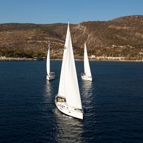 SARONIC GULF, GRECIA - 23 DE SEPTIEMBRE: Barcos competidores Durante la regata de vela "Viva Grecia 2012" el 23 de septiembre de 2012 en el Golfo Sarónico, Grecia —  Fotos de Stock