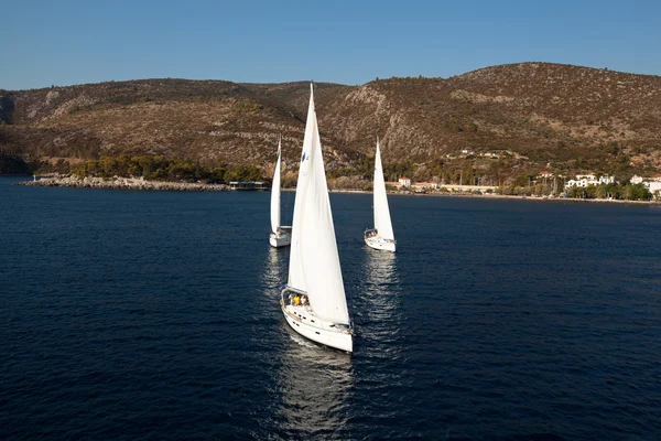 Σαρωνικός κόλπος, Ελλάδα - 23 Σεπτεμβρίου: βάρκες ανταγωνιστές κατά τη διάρκεια της ρεγκάτα ιστιοπλοΐας "viva Ελλάδα 2012» στις 23 Σεπτεμβρίου 2012 στο Σαρωνικό κόλπο, Ελλάδα — Φωτογραφία Αρχείου