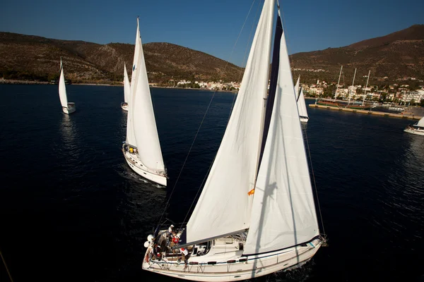 GULF SARÔNICO, GRÉCIA - SETEMBRO 23: Barcos Competidores Durante a regata de vela "Viva Grécia 2012" em 23 de setembro de 2012 no Golfo Sarônico, Grécia — Fotografia de Stock