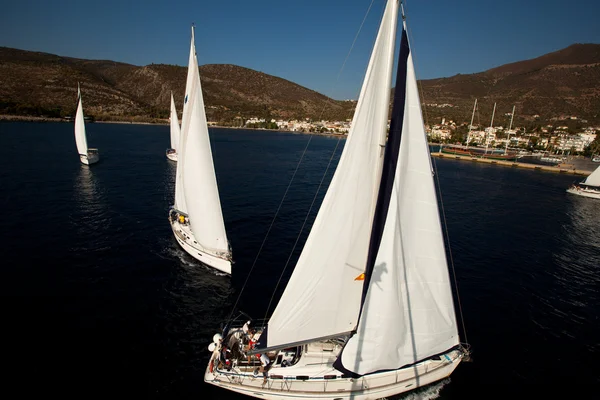 SARONIC GULF, GRECIA - 23 DE SEPTIEMBRE: Barcos competidores Durante la regata de vela "Viva Grecia 2012" el 23 de septiembre de 2012 en el Golfo Sarónico, Grecia — Foto de Stock