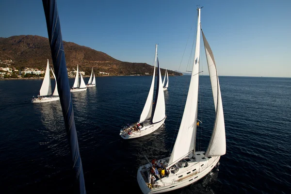 SARONIC GULF, GRECIA - 23 SETTEMBRE: Concorrenti barche Durante della regata di vela "Viva Grecia 2012" il 23 settembre 2012 sul Golfo Saronico, Grecia — Foto Stock