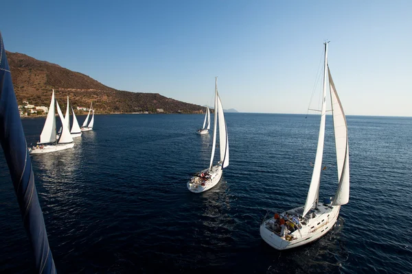 Saronský záliv, Řecko - 23. září: čluny konkurenty během plachetnic "viva Řecko 2012" v září 23, 2012 na Saronský záliv, Řecko — Stock fotografie