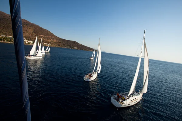 SARONISK GULF, GREECE - SEPTEMBER 23: Båtmakere Under seilingen av regatta "Viva Greece 2012" 23. september 2012 på Saroniabukten i Hellas – stockfoto