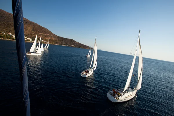 SARONIC GULF, GRECIA - 23 DE SEPTIEMBRE: Barcos competidores Durante la regata de vela "Viva Grecia 2012" el 23 de septiembre de 2012 en el Golfo Sarónico, Grecia —  Fotos de Stock