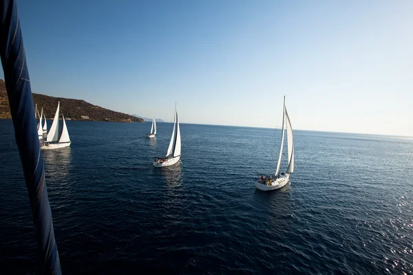 GULF SARÔNICO, GRÉCIA - SETEMBRO 23: Barcos Competidores Durante a regata de vela "Viva Grécia 2012" em 23 de setembro de 2012 no Golfo Sarônico, Grécia — Fotografia de Stock