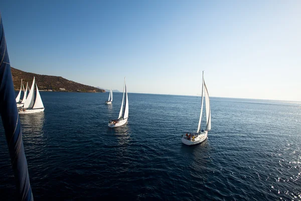 Σαρωνικός κόλπος, Ελλάδα - 23 Σεπτεμβρίου: βάρκες ανταγωνιστές κατά τη διάρκεια της ρεγκάτα ιστιοπλοΐας "viva Ελλάδα 2012» στις 23 Σεπτεμβρίου 2012 στο Σαρωνικό κόλπο, Ελλάδα — Φωτογραφία Αρχείου