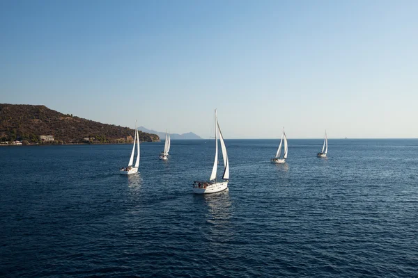 GULF SARÔNICO, GRÉCIA - SETEMBRO 23: Barcos Competidores Durante a regata de vela "Viva Grécia 2012" em 23 de setembro de 2012 no Golfo Sarônico, Grécia — Fotografia de Stock