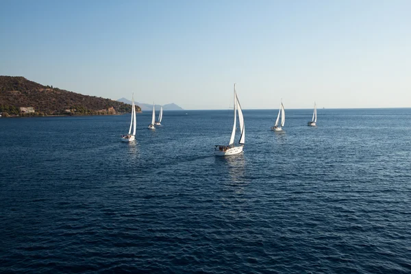 GULF SARÔNICO, GRÉCIA - SETEMBRO 23: Barcos Competidores Durante a regata de vela "Viva Grécia 2012" em 23 de setembro de 2012 no Golfo Sarônico, Grécia — Fotografia de Stock