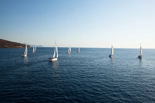 SARONIC GULF, GRECIA - 23 DE SEPTIEMBRE: Barcos competidores Durante la regata de vela "Viva Grecia 2012" el 23 de septiembre de 2012 en el Golfo Sarónico, Grecia — Foto de Stock