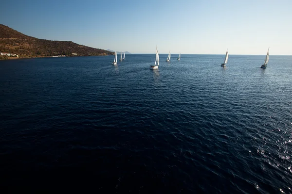 Σαρωνικός κόλπος, Ελλάδα - 23 Σεπτεμβρίου: βάρκες ανταγωνιστές κατά τη διάρκεια της ρεγκάτα ιστιοπλοΐας "viva Ελλάδα 2012» στις 23 Σεπτεμβρίου 2012 στο Σαρωνικό κόλπο, Ελλάδα — Φωτογραφία Αρχείου