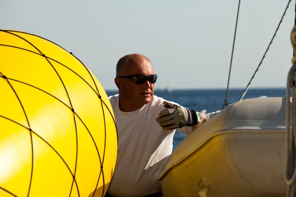 萨罗尼克湾，希腊-9 月 23 日： 水手参加帆船赛"viva 希腊 2012" 在 2012 年 9 月 23 日在希腊萨罗尼克湾 — 图库照片