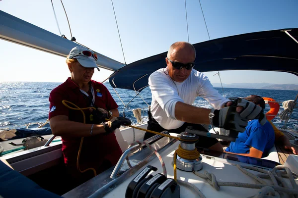 SARONIC GULF, GRECIA - 23 DE SEPTIEMBRE: Los marineros participan en la regata de vela "Viva Grecia 2012" el 23 de septiembre de 2012 en el Golfo Sarónico, Grecia — Foto de Stock