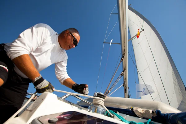 GULF SARÔNICO, GRÉCIA - SETEMBRO 23: Marinheiros participam da regata de vela "Viva Grécia 2012" em 23 de setembro de 2012 no Golfo Sarônico, Grécia — Fotografia de Stock