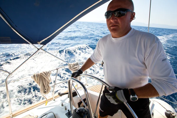 GULF SARÔNICO, GRÉCIA - SETEMBRO 23: Marinheiros participam da regata de vela "Viva Grécia 2012" em 23 de setembro de 2012 no Golfo Sarônico, Grécia — Fotografia de Stock