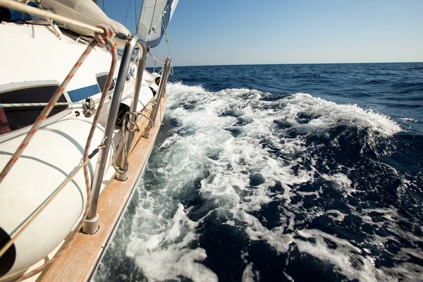 SARONIC GULF, GRECIA - 23 DE SEPTIEMBRE: Barcos competidores Durante la regata de vela "Viva Grecia 2012" el 23 de septiembre de 2012 en el Golfo Sarónico, Grecia — Foto de Stock