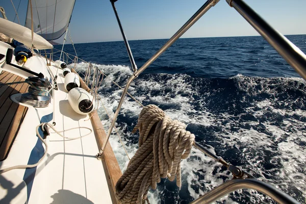SARONIC GULF, GRECIA - 23 DE SEPTIEMBRE: Barcos competidores Durante la regata de vela "Viva Grecia 2012" el 23 de septiembre de 2012 en el Golfo Sarónico, Grecia —  Fotos de Stock