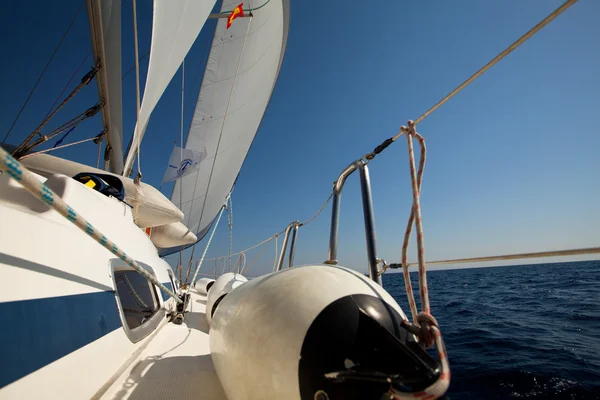 萨罗尼克湾，希腊-9 月 23 日： 船的奥帆赛期间的竞争对手"viva 希腊 2012" 在 2012 年 9 月 23 日在希腊萨罗尼克湾 — 图库照片