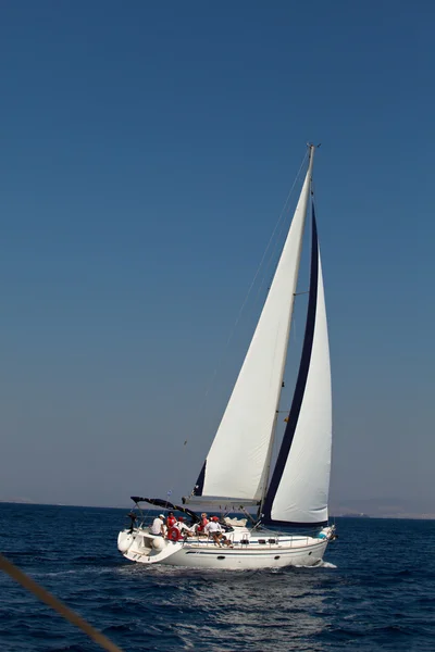 GULF SARÔNICO, GRÉCIA - SETEMBRO 23: Barcos Competidores Durante a regata de vela "Viva Grécia 2012" em 23 de setembro de 2012 no Golfo Sarônico, Grécia — Fotografia de Stock