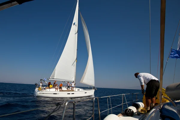 GULF SARÔNICO, GRÉCIA - SETEMBRO 23: Barcos Competidores Durante a regata de vela "Viva Grécia 2012" em 23 de setembro de 2012 no Golfo Sarônico, Grécia — Fotografia de Stock