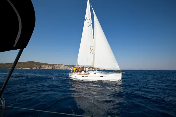 GULF SARÔNICO, GRÉCIA - SETEMBRO 23: Barcos Competidores Durante a regata de vela "Viva Grécia 2012" em 23 de setembro de 2012 no Golfo Sarônico, Grécia — Fotografia de Stock