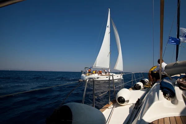 SARONIC GULF, GRECIA - 23 DE SEPTIEMBRE: Barcos competidores Durante la regata de vela "Viva Grecia 2012" el 23 de septiembre de 2012 en el Golfo Sarónico, Grecia — Foto de Stock