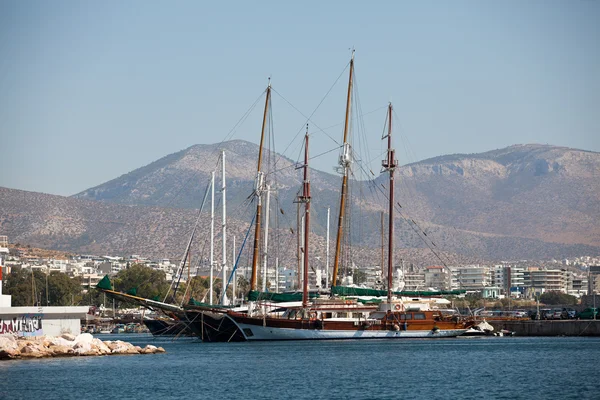 Σαρωνικός κόλπος, Ελλάδα - 23 Σεπτεμβρίου: βάρκες ανταγωνιστές κατά τη διάρκεια της ρεγκάτα ιστιοπλοΐας "viva Ελλάδα 2012» στις 23 Σεπτεμβρίου 2012 στο Σαρωνικό κόλπο, Ελλάδα — Φωτογραφία Αρχείου