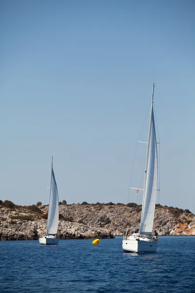 SARONIC GULF, GRECIA - 23 DE SEPTIEMBRE: Barcos competidores Durante la regata de vela "Viva Grecia 2012" el 23 de septiembre de 2012 en el Golfo Sarónico, Grecia . Imagen de archivo