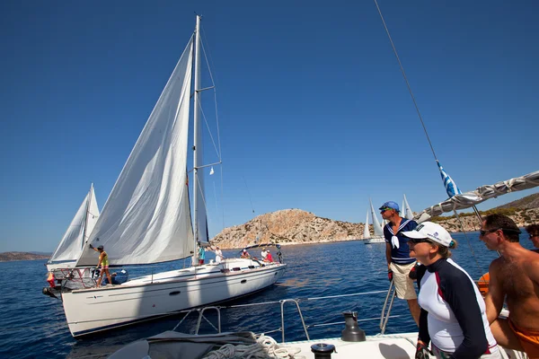 SARONIC GULF, GRECIA - 23 DE SEPTIEMBRE: Los marineros participan en la regata de vela "Viva Grecia 2012" el 23 de septiembre de 2012 en el Golfo Sarónico, Grecia . Fotos de stock libres de derechos