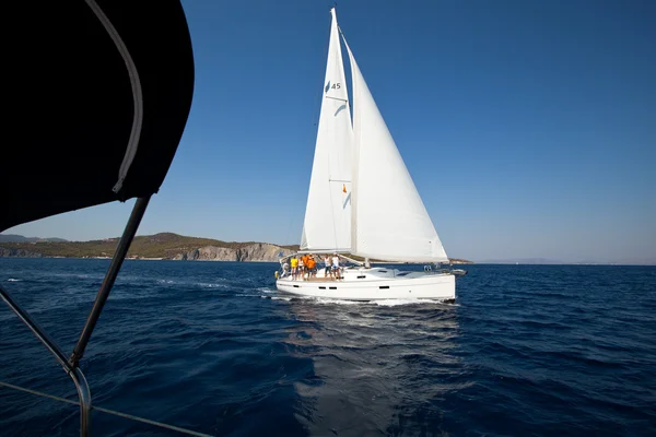 SARONIC GULF, GRECIA - 23 DE SEPTIEMBRE: Barcos competidores Durante la regata de vela "Viva Grecia 2012" el 23 de septiembre de 2012 en el Golfo Sarónico, Grecia Fotos de stock