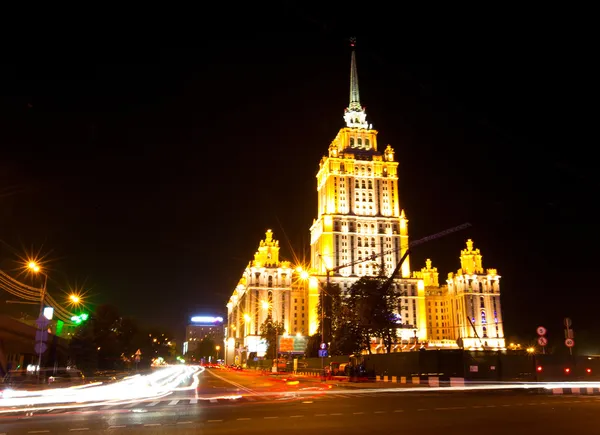 ホテル ウクライナ - 夜、モスクワ、ロシアでの 7 つのスターリン主義超高層ビルの 1 つ. — ストック写真