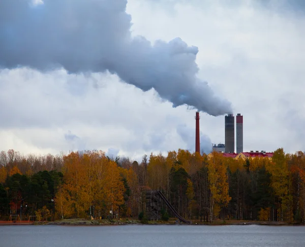 Contaminación atmosférica por humo procedente de dos chimeneas de fábrica — Foto de Stock