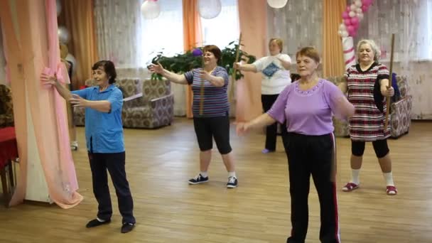 高齢者・障害者のためのフィットネス トレーニング — ストック動画