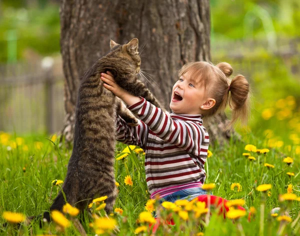 Klein meisje en kat — Stockfoto