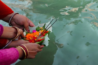 Puja töreni haridwar, Hindistan ın ganga Nehri üzerinde
