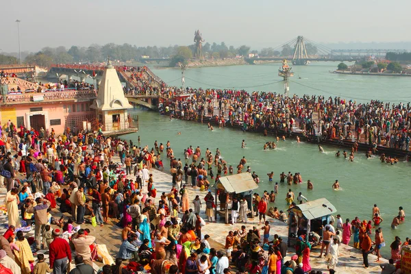 Puja ceremony on the banks of Ganga, celebrate Makar Sankranti — Stock Photo, Image