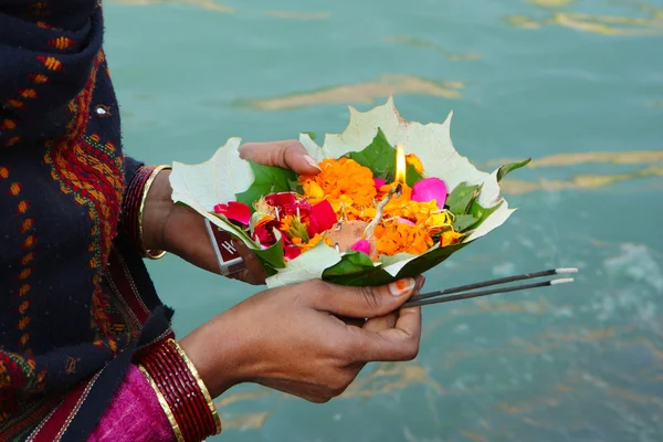 Ceremonie Puja na břehu řeky ganga v Haridwaru, Indie — Stock fotografie