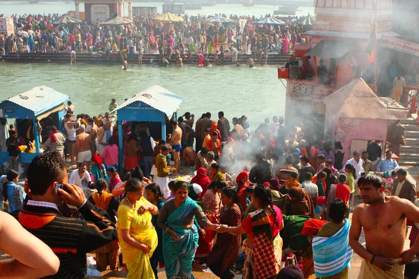 Пуджа церемония на берегу Ганги, празднование Макар Санкранти — стоковое фото