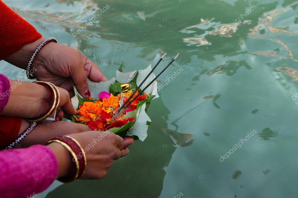 Puja ceremony on the banks of Ganga river in Haridwar, India — Stock