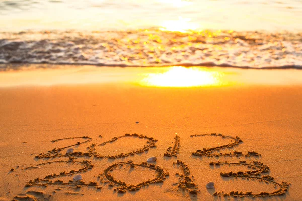 L'Anno nuovo il 2013 sta arrivando - l'iscrizione il 2012 e il 2013 su una sabbia di spiaggia — Foto Stock