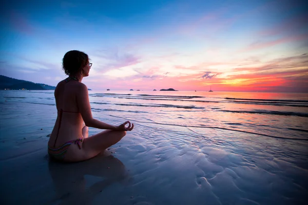 Deniz kıyısında gün batımı yoga kadını — Stok fotoğraf