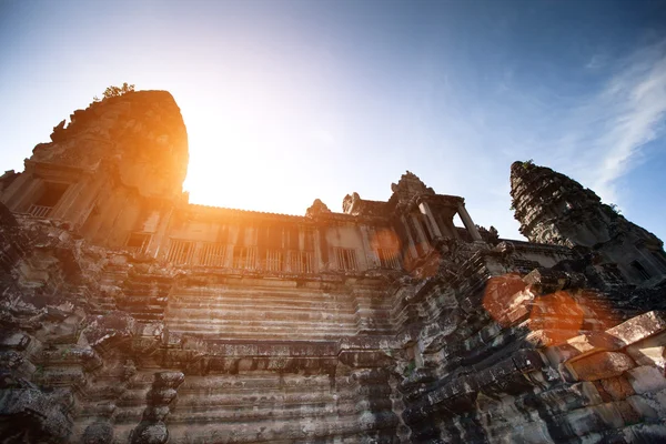 Angkor wat is de grootste hindoe tempel complex en het grootste religieuze monument in de wereld — Stockfoto