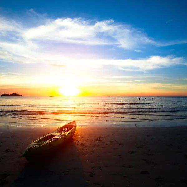 Kajakken op het strand bij zonsondergang. Rechtenvrije Stockafbeeldingen