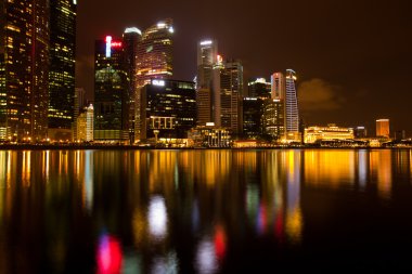 Singapur şehir gece, marina defne ile su yansımalar.